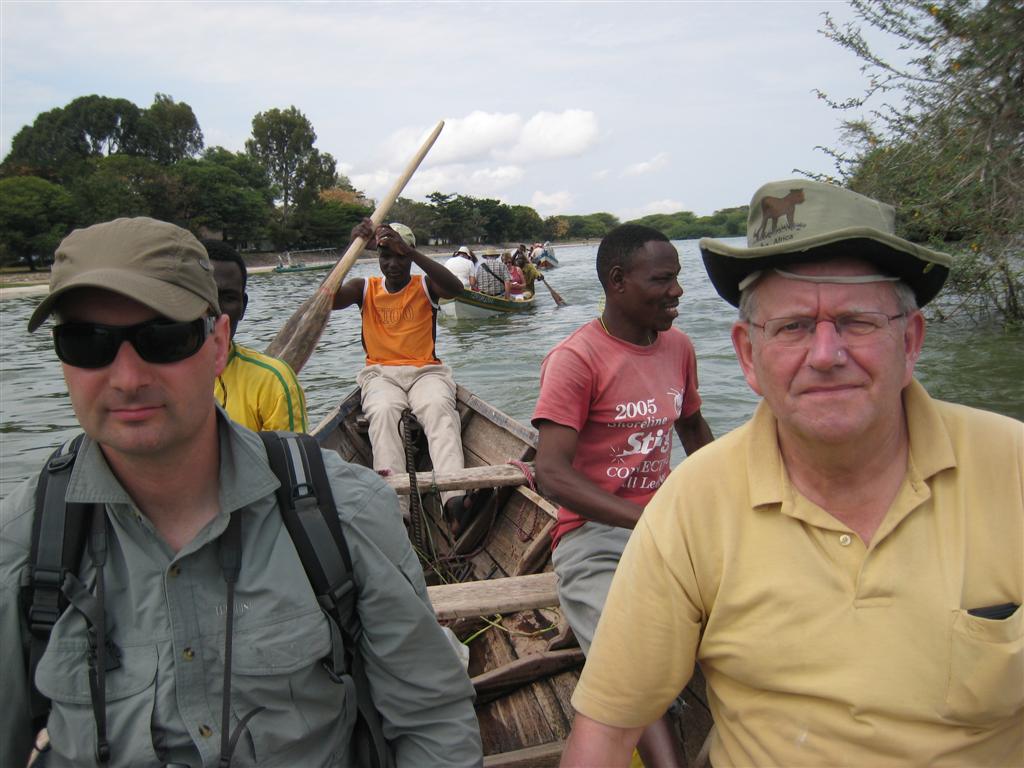 TANZANIA - VICTORIAMEER - onderweg in een roeiboot naar een vissersdorp