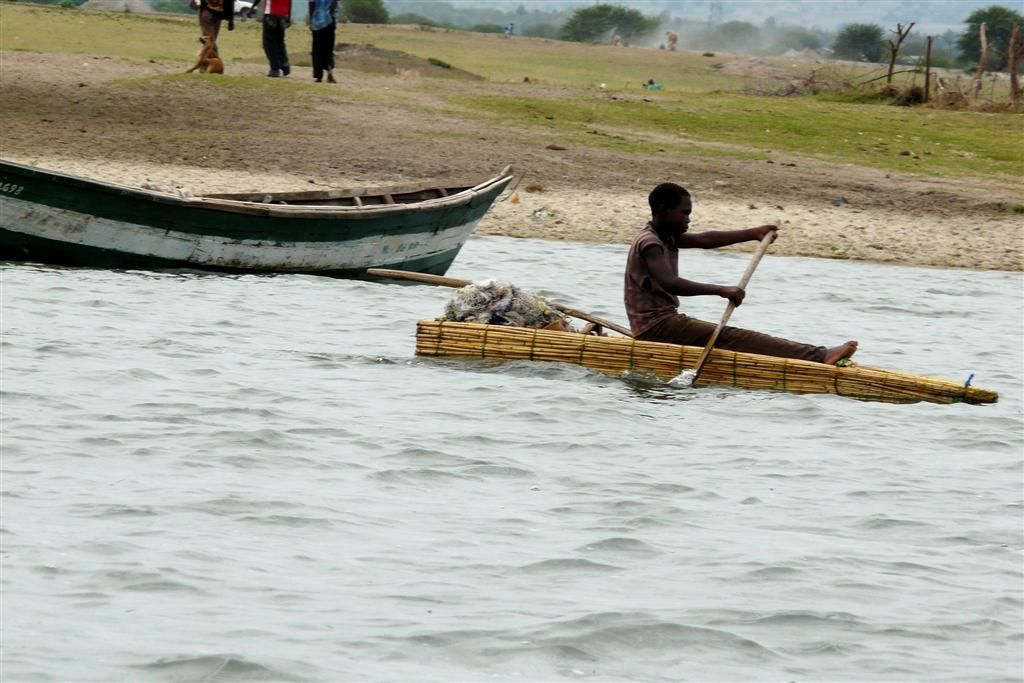 TANZANIA - VICTORIAMEER - jongen met eigen gemaakte boot