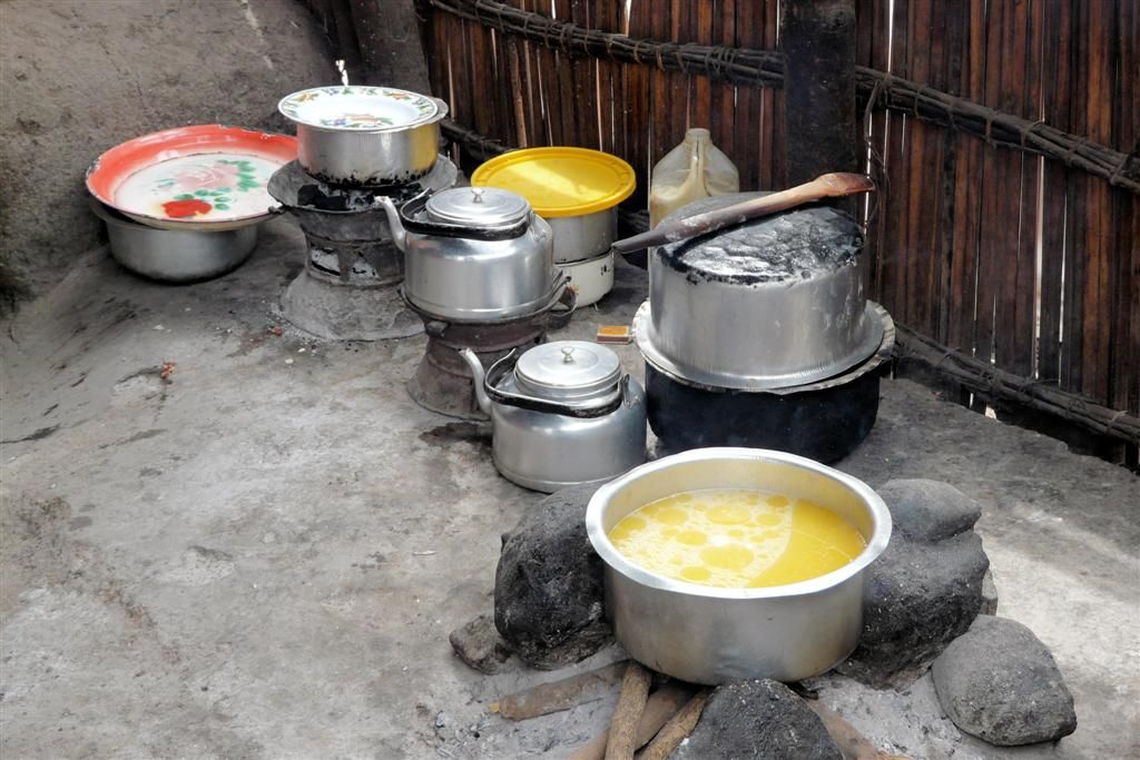TANZANIA - VICTORIAMEER - keuken van restaurant van het vissersdorp