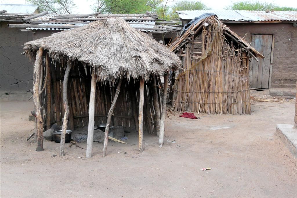 TANZANIA - VICTORIAMEER - openbare keuken van het vissersdorp