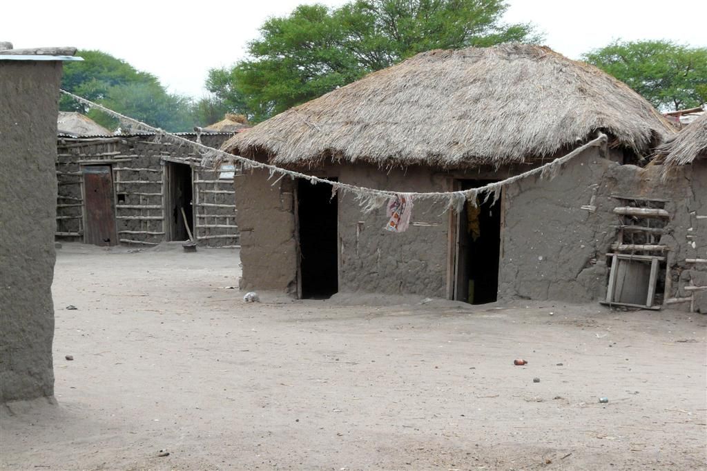 TANZANIA - VICTORIAMEER - huisjes in het vissersdorp