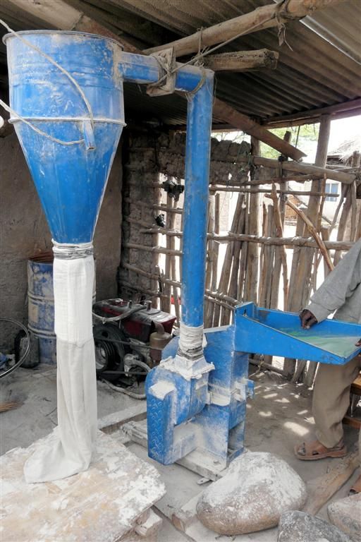 TANZANIA - VICTORIAMEER - machine die mais tot meel maakt