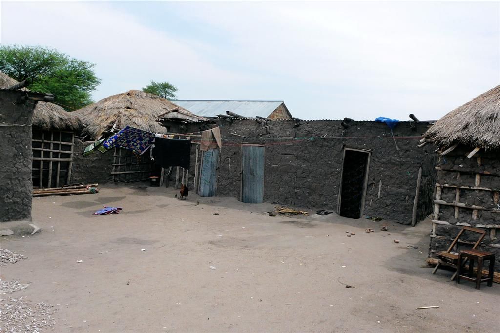 TANZANIA - VICTORIAMEER - huisjes in het vissersdorp