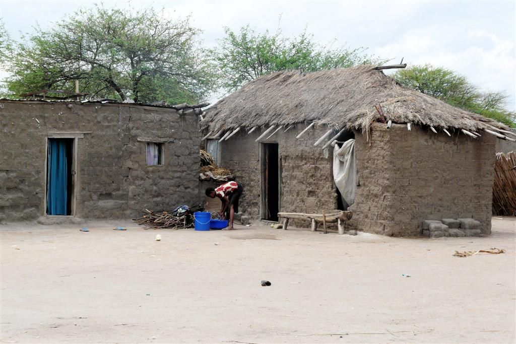 TANZANIA - VICTORIAMEER - huisjes in het vissersdorp