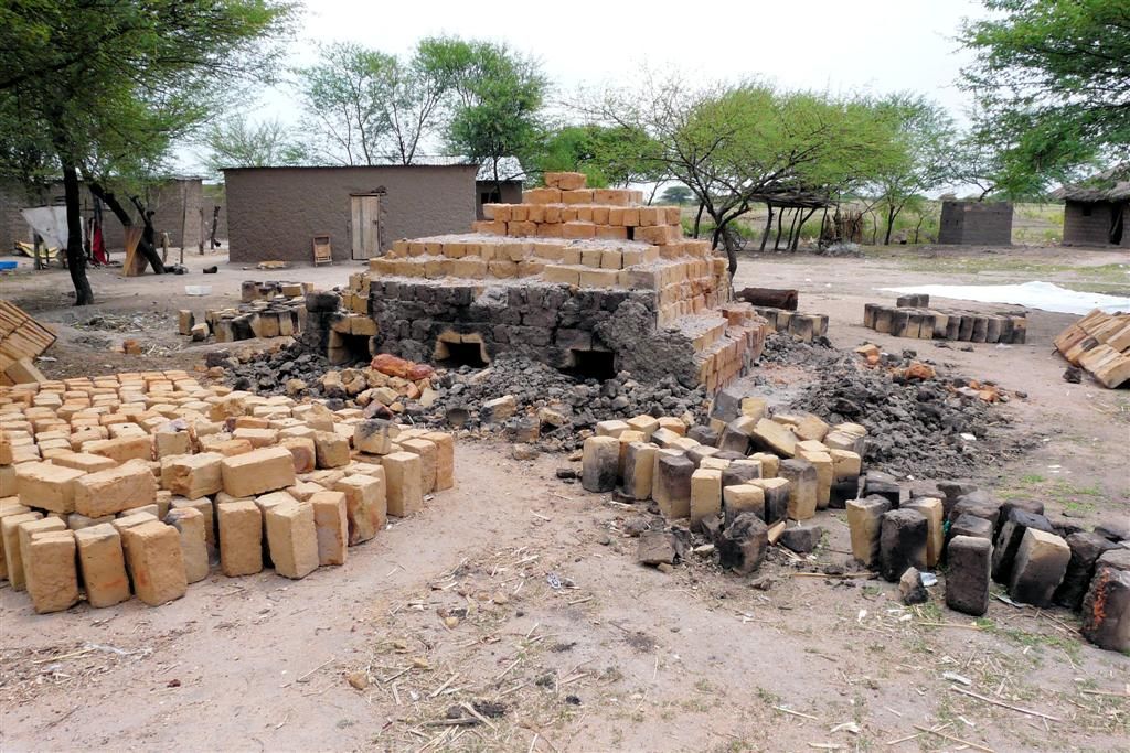 TANZANIA - VICTORIAMEER - drogen en bakken van bakstenen in het vissersdorp