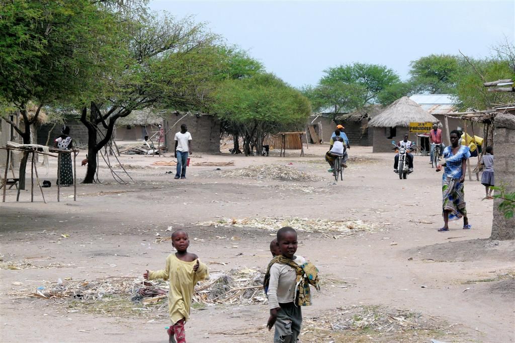 TANZANIA - VICTORIAMEER - straatbeeld van het vissersdorp