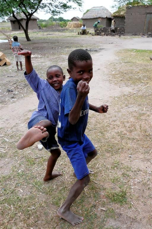 TANZANIA - VICTORIAMEER - twee kinderen van het vissersdorp
