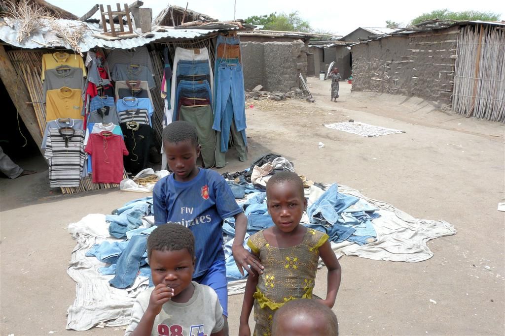 TANZANIA - VICTORIAMEER - de kledingwinkel van het vissersdorp