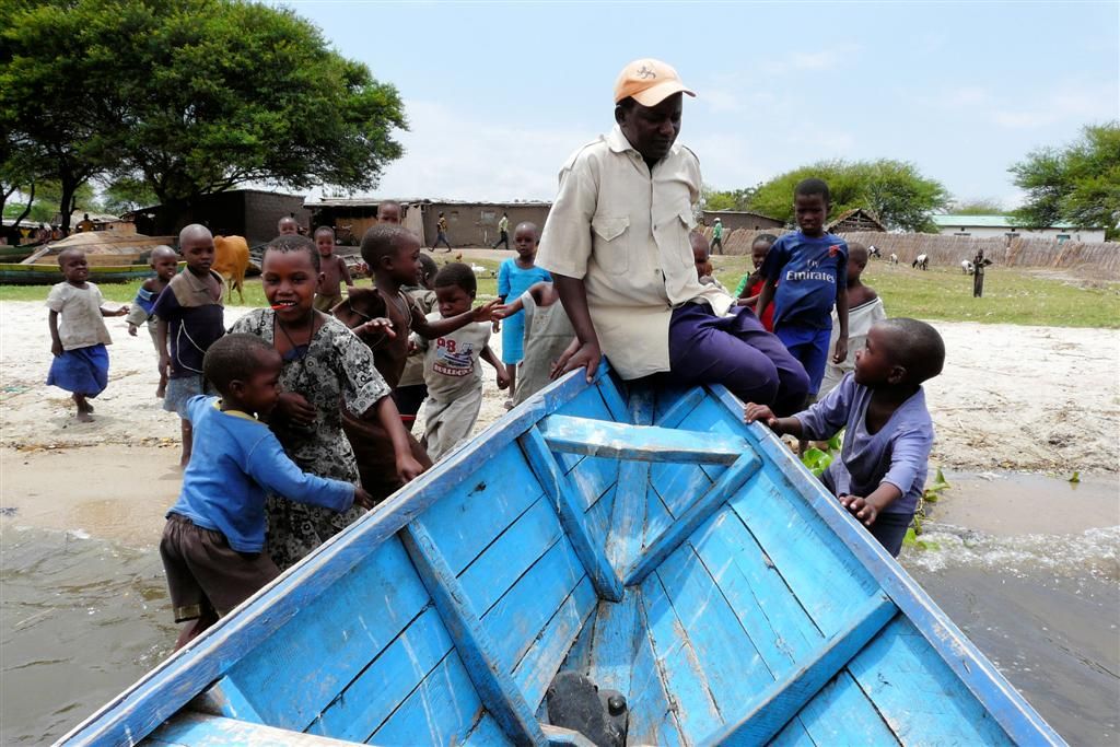 TANZANIA - VICTORIAMEER - kinderen helpen mee de roeiboot te duwen