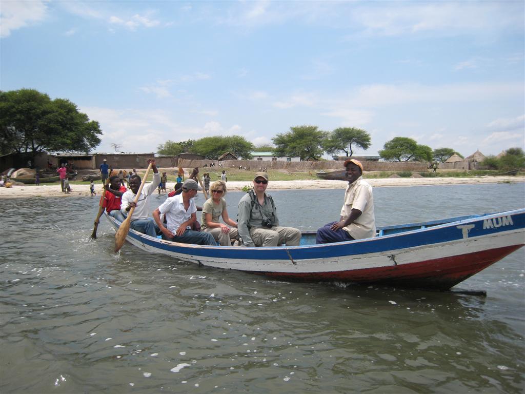 TANZANIA - VICTORIAMEER - Bert, Veronique en Carlos in een roeiboot terug naar de lodge