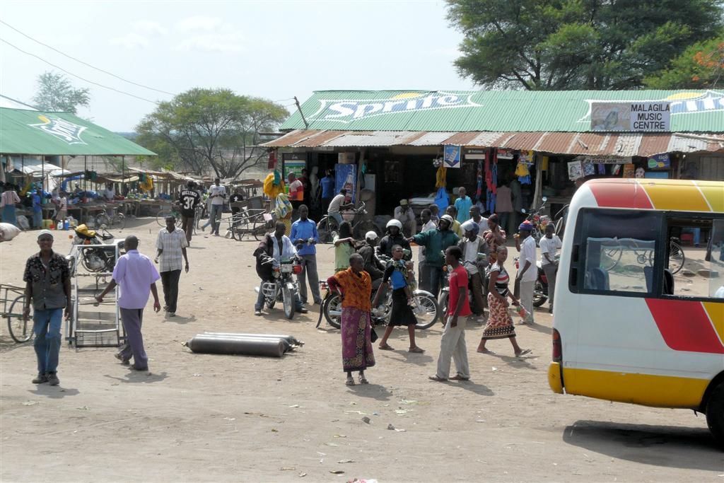 TANZANIA - VICTORIAMEER -> SERENGETI NATIONAL PARK - straatbeeld bij een stop