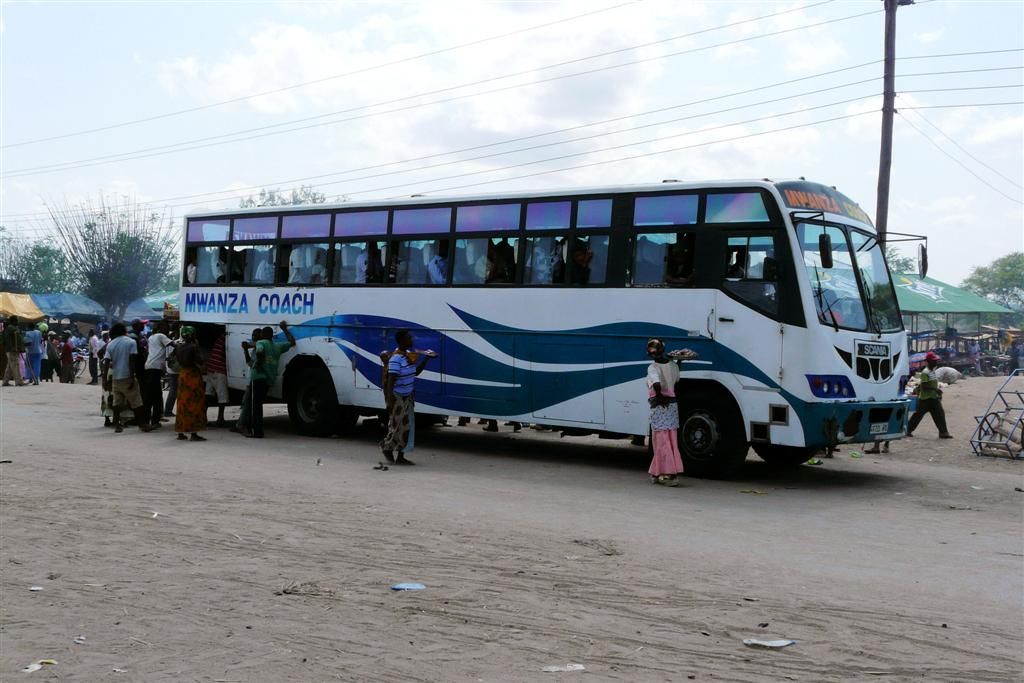 TANZANIA - VICTORIAMEER -> SERENGETI NATIONAL PARK - verkopers bij een lokale bus