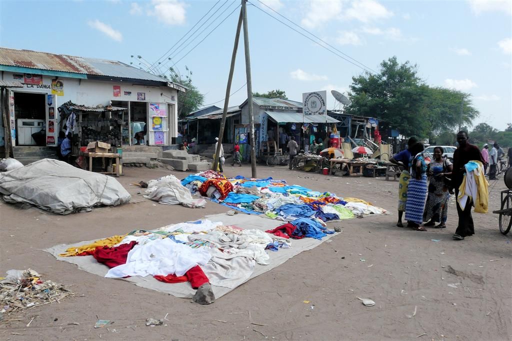 TANZANIA - VICTORIAMEER -> SERENGETI NATIONAL PARK - verkoop van kleding langs de weg