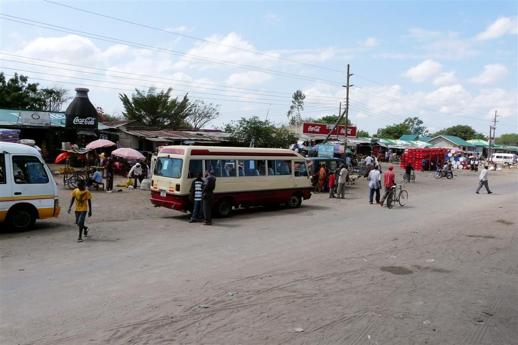 TANZANIA - VICTORIAMEER -> SERENGETI NATIONAL PARK - straatbeeld bij een stop