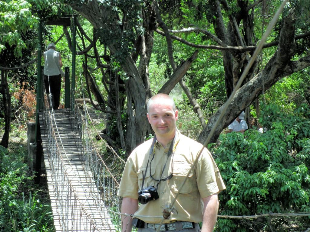 TANZANIA - SERENGETI NATIONAL PARK - Carlos bij een hangbrug