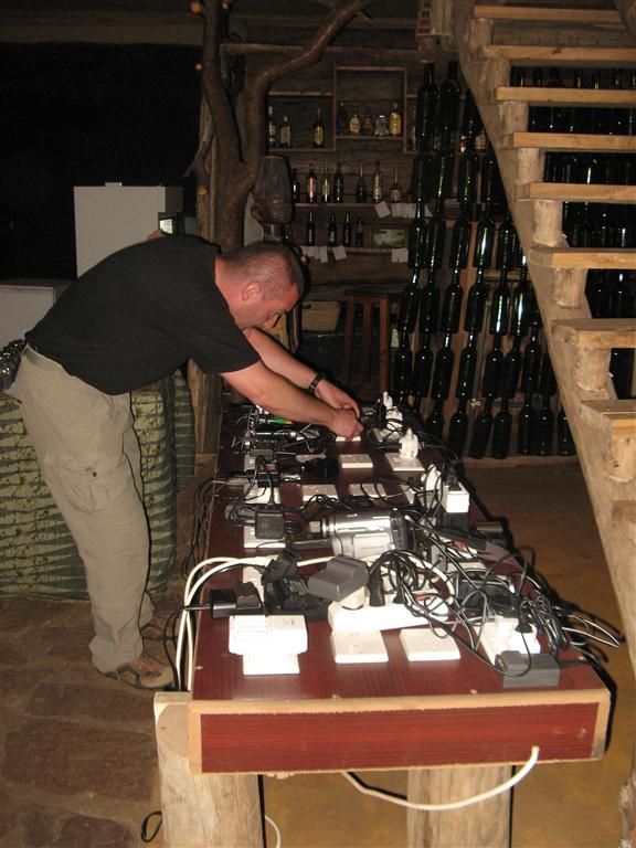 TANZANIA - SERENGETI NATIONAL PARK - Carlos bij de stroomtafel van de lodge