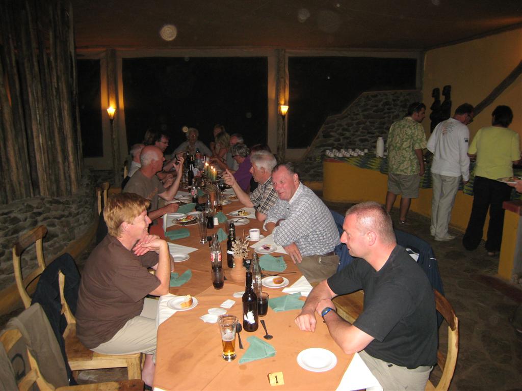 TANZANIA - SERENGETI NATIONAL PARK - Carlos en reisgenoten aan tafel tijdens avondeten