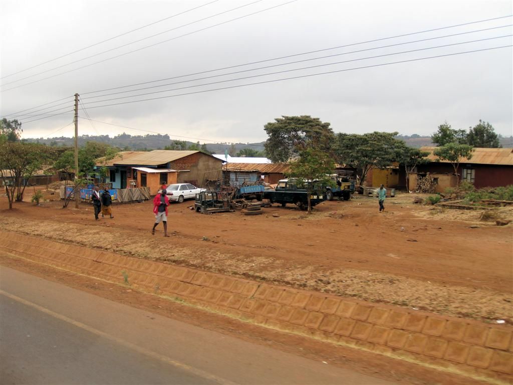 TANZANIA - NGORONGOROKRATER -> ARUSHA - autosloperij langs de weg