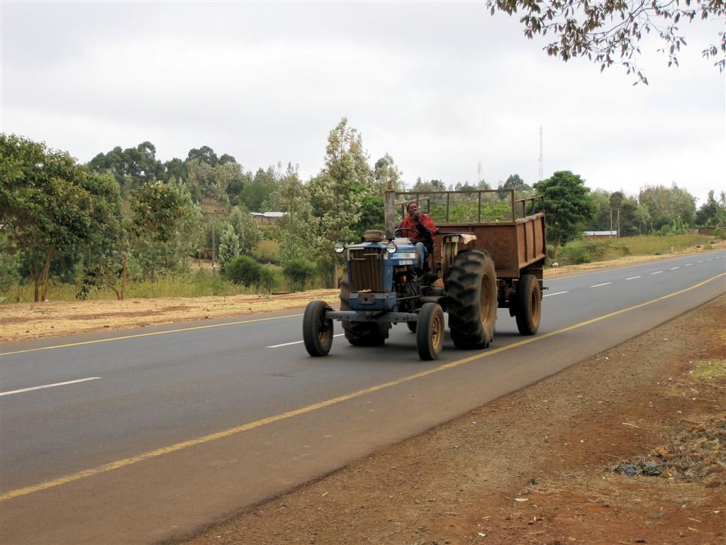 TANZANIA - NGORONGOROKRATER -> ARUSHA - Tazaniaan op zijn tractor