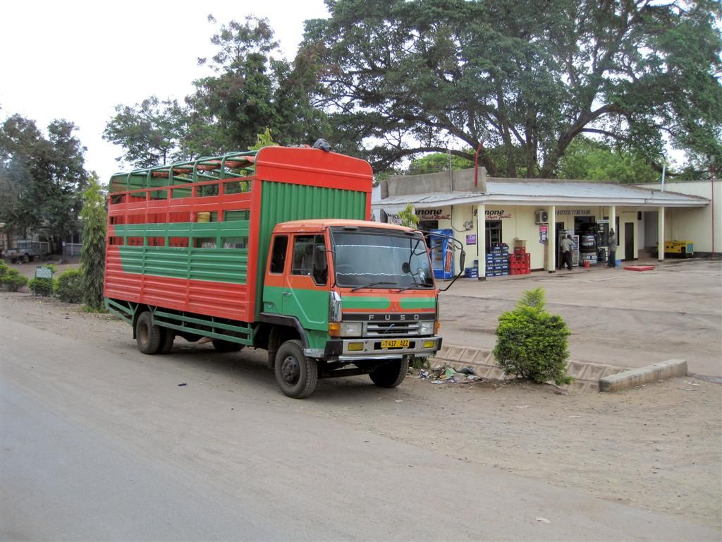 TANZANIA - NGORONGOROKRATER -> ARUSHA - een Mitsubishi Fuso vrachtwagen langs de weg