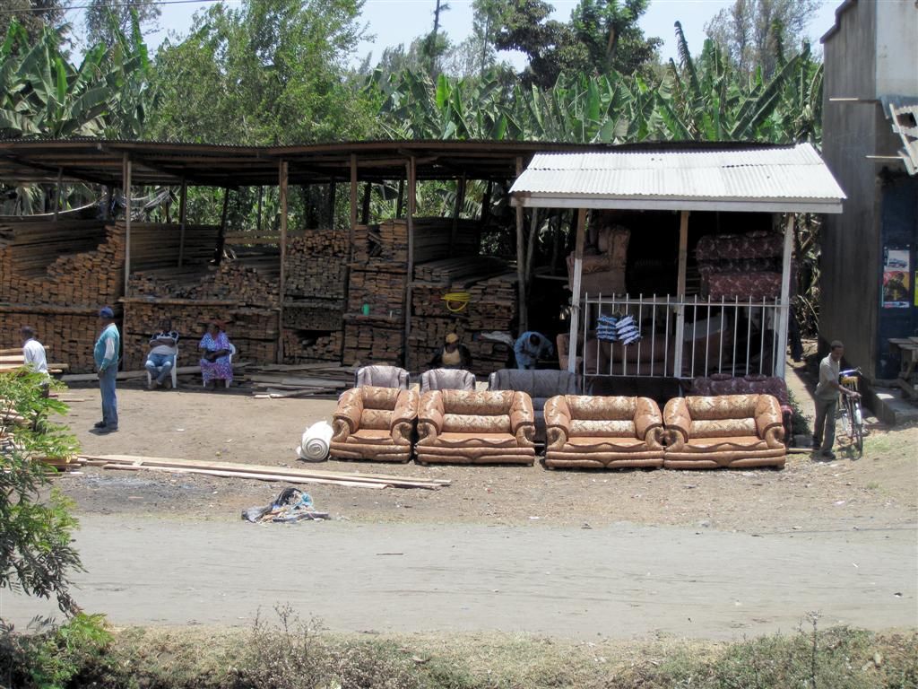 TANZANIA - ARUSHA - bankstellen verkoop langs de weg