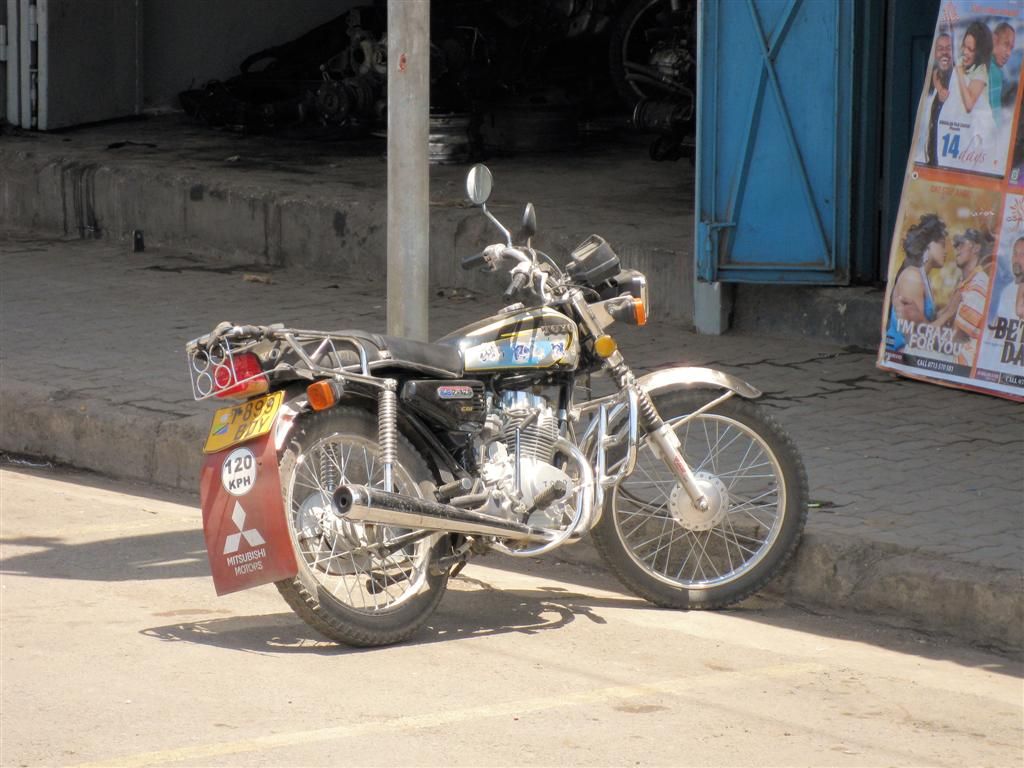 TANZANIA - ARUSHA - een Toyo motorfiets