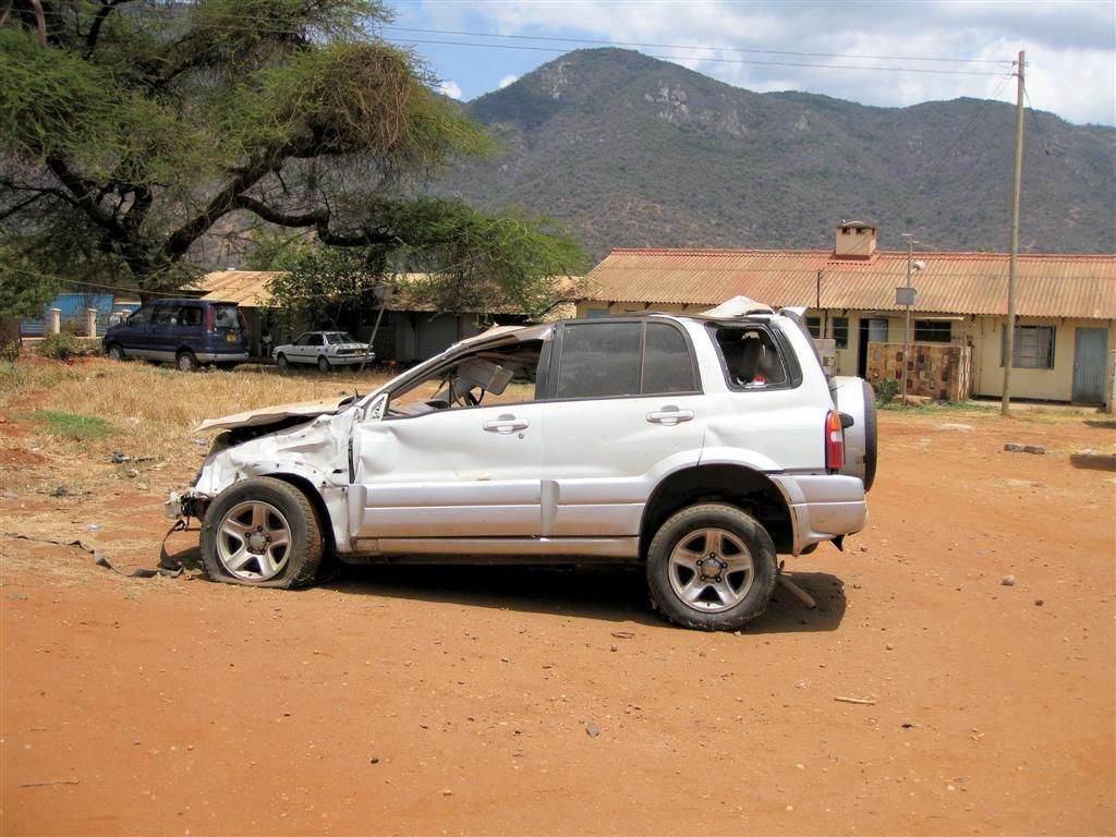 TANZANIA - ARUSHA -> NAIROBI - een beschadigde auto bij de grens