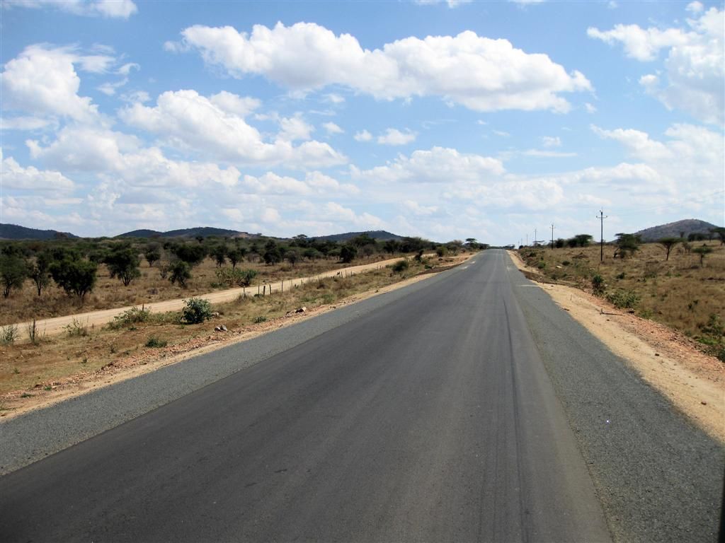 KENIA - ARUSHA -> NAIROBI - een mooie asvaltweg
