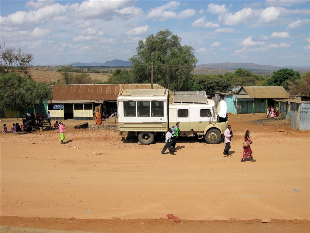 KENIA - ARUSHA -> NAIROBI - een oude safaritruck langs de weg