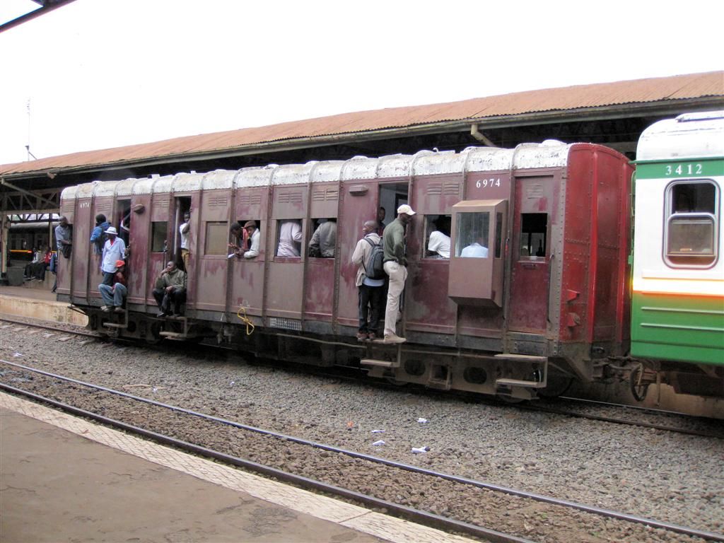 KENIA - NAIROBI - een overvol treinstel op het treinstation