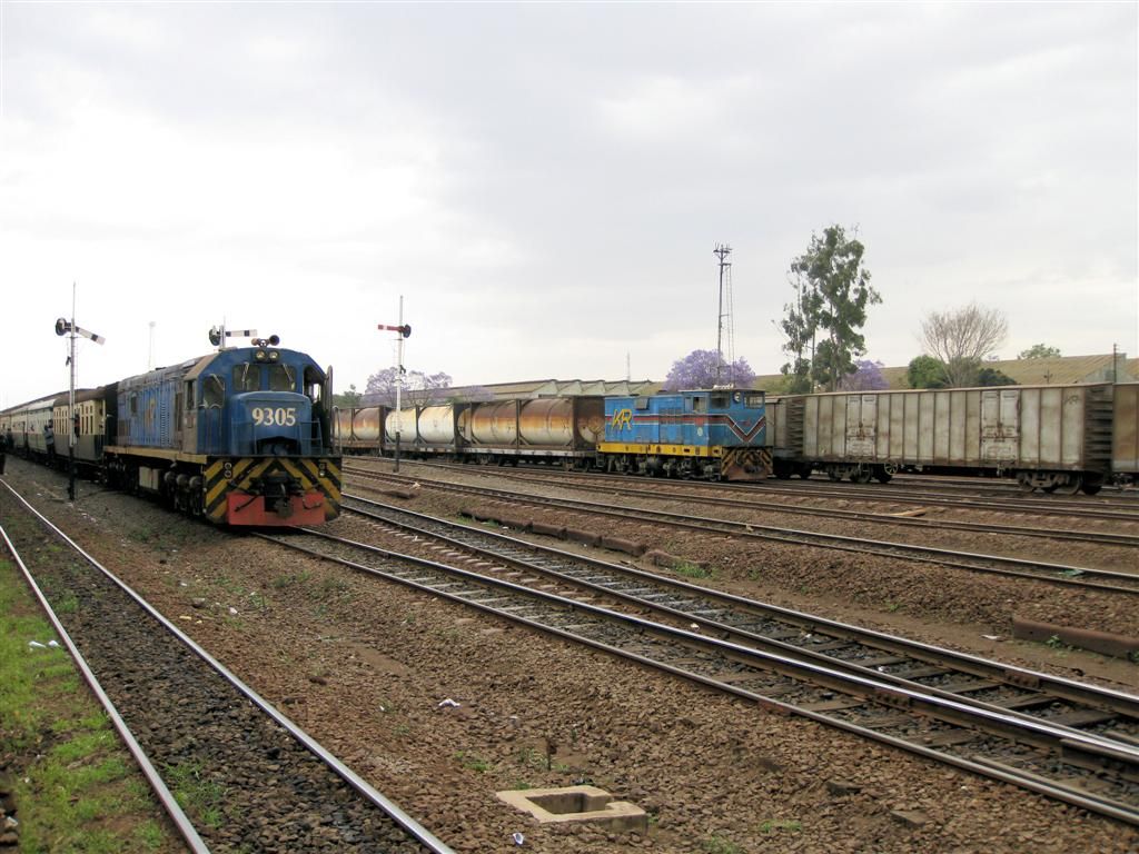 KENIA - NAIROBI - diverse treinen op het treinstation