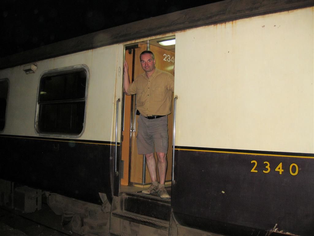 KENIA - NAIROBI -> NYALI BEACH - Carlos in de deuropening van treinstel 2340