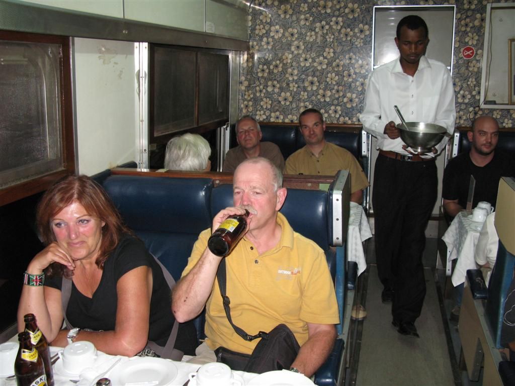 KENIA - NAIROBI -> NYALI BEACH - avondeten in de restauratiewagon
