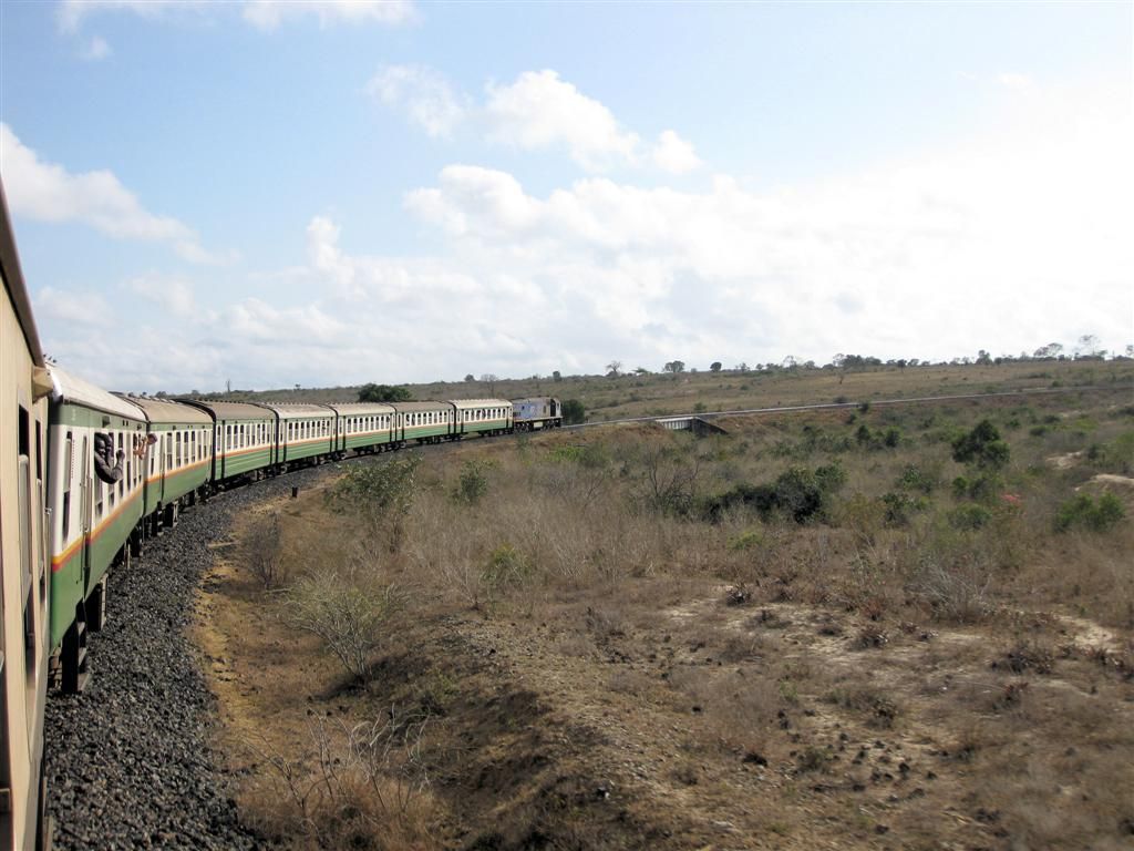 KENIA - NAIROBI -> NYALI BEACH - de voorkant van de trein vanuit onze treincoupe