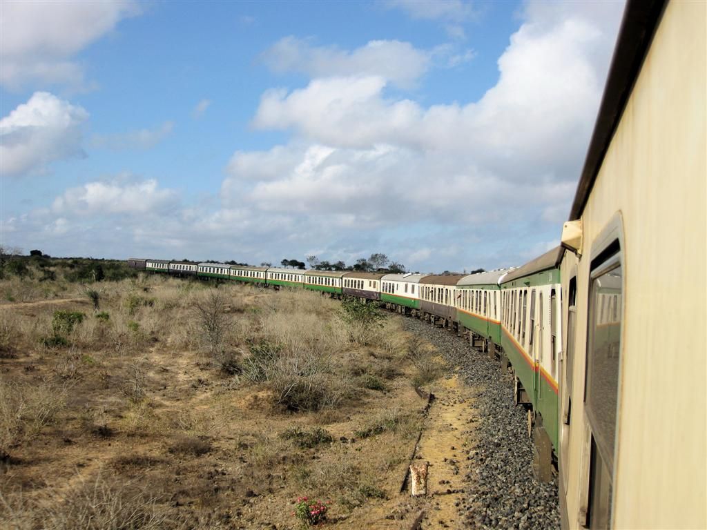 KENIA - NAIROBI -> NYALI BEACH - de achterkant van de trein vanuit onze treincoupe