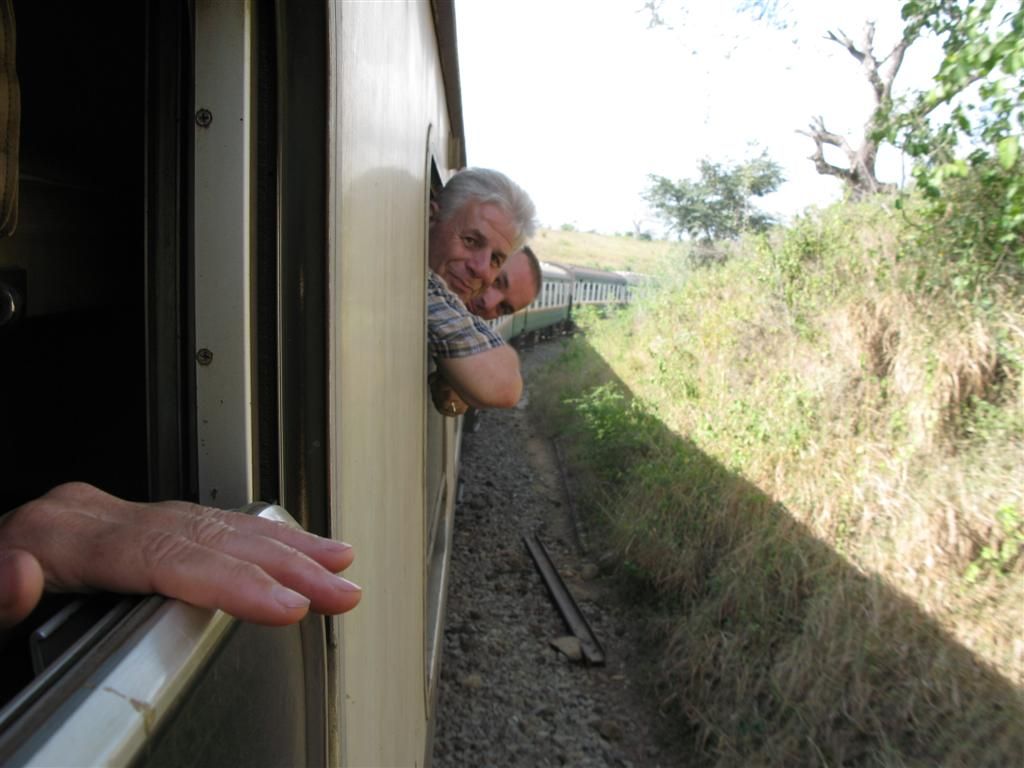 KENIA - NAIROBI -> NYALI BEACH - Paul en Carlos uit het raam van de treincoupe