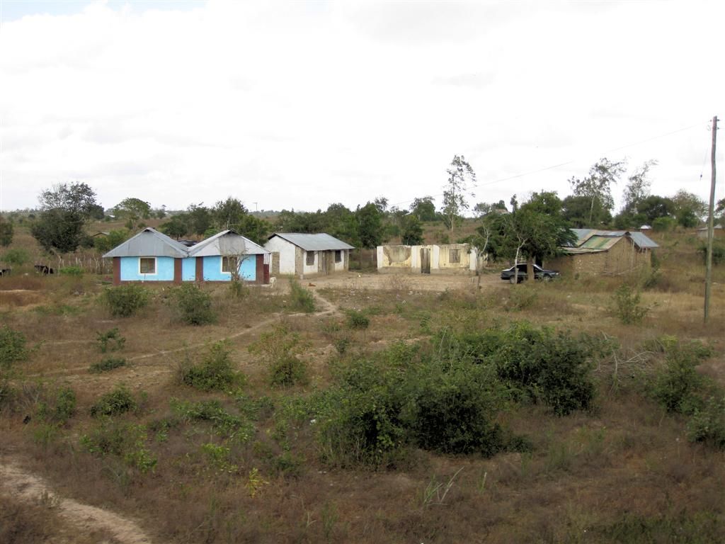 KENIA - NAIROBI -> NYALI BEACH - enkele huizen aan het spoor