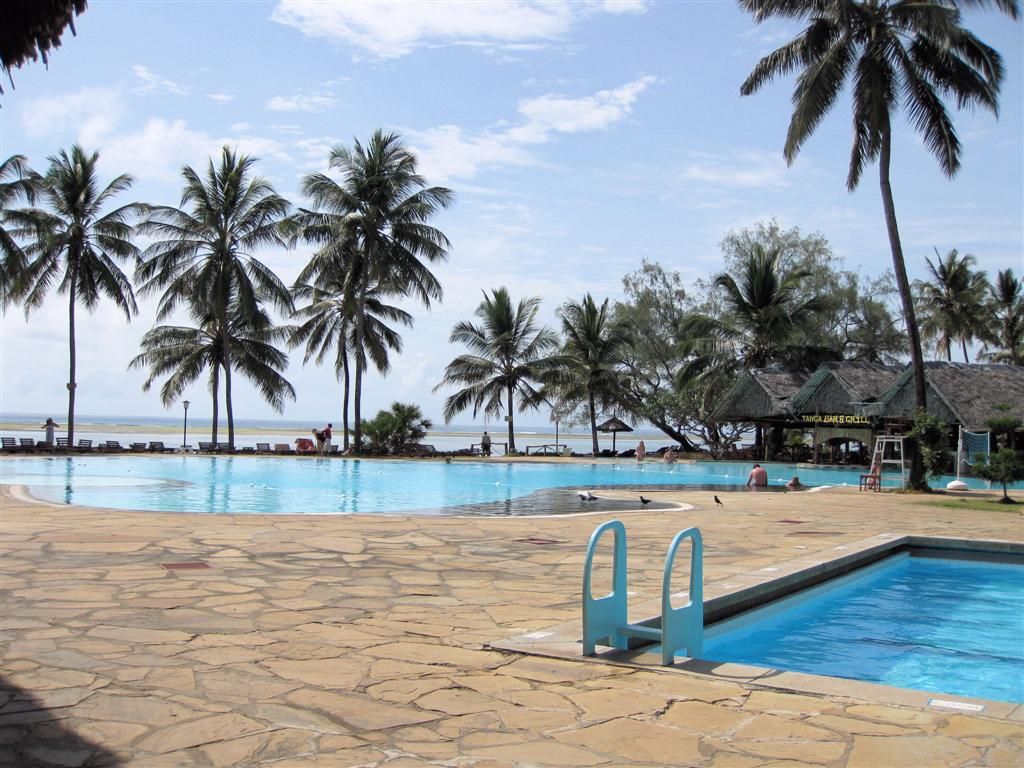 KENIA - NYALI BEACH - de zwembaden van het Reef Hotel