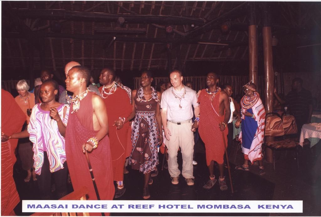 KENIA - NYALI BEACH - Carlos danst mee met de Masai in het Reef hotel