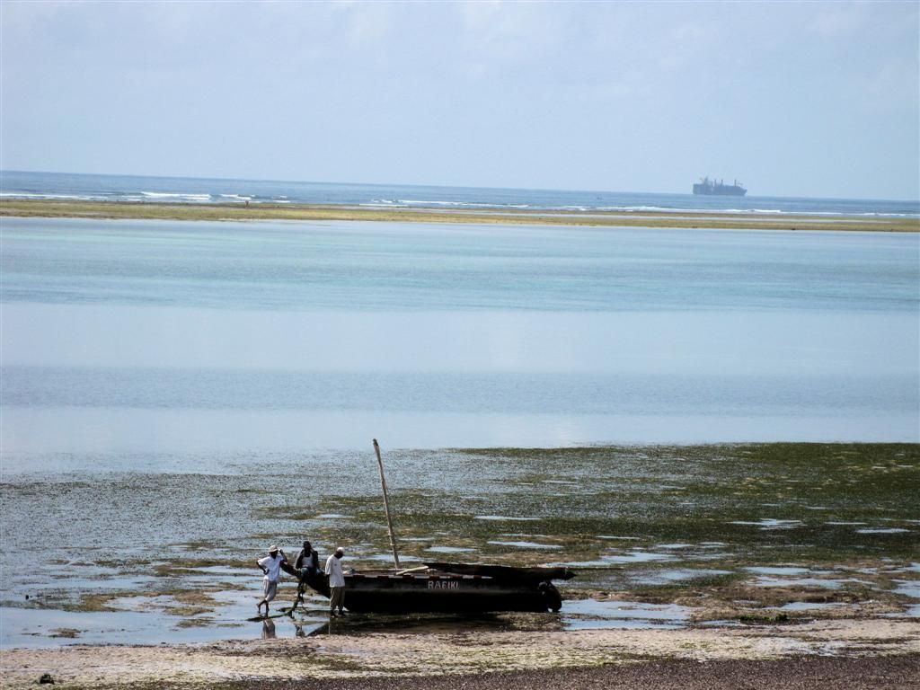 KENIA - NYALI BEACH - een boot op het droge bij eb