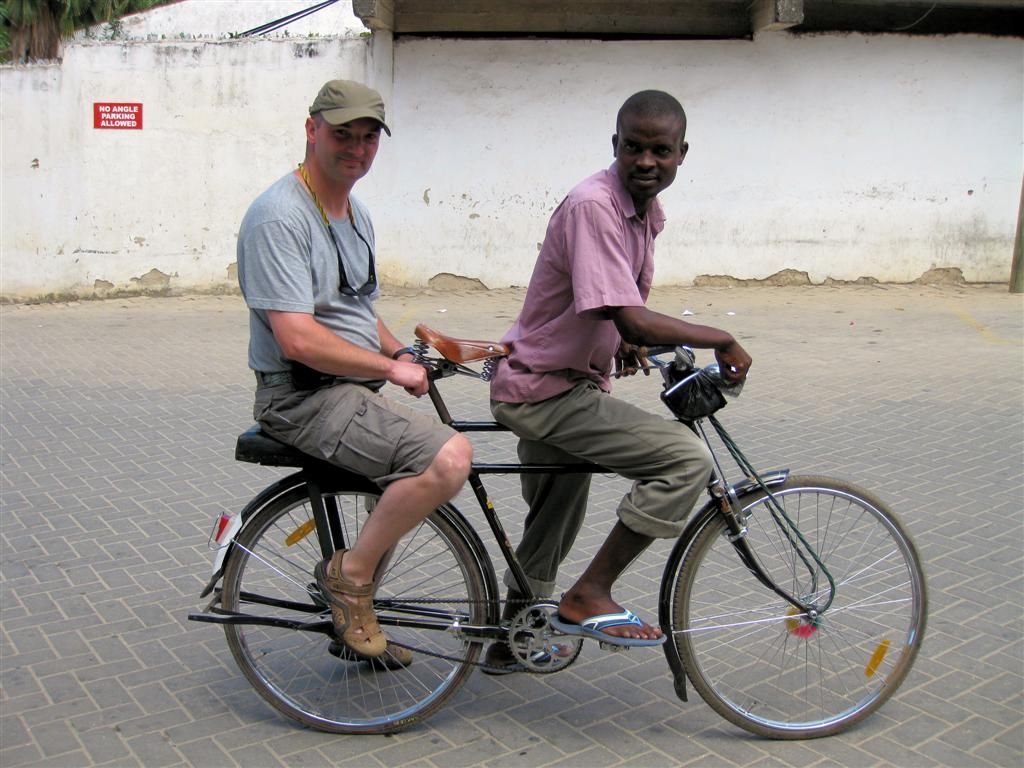 KENIA - NYALI BEACH - Carlos achterop een fietstaxi