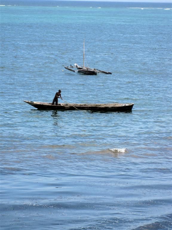 KENIA - NYALI BEACH - Keniaan op zijn roeiboot