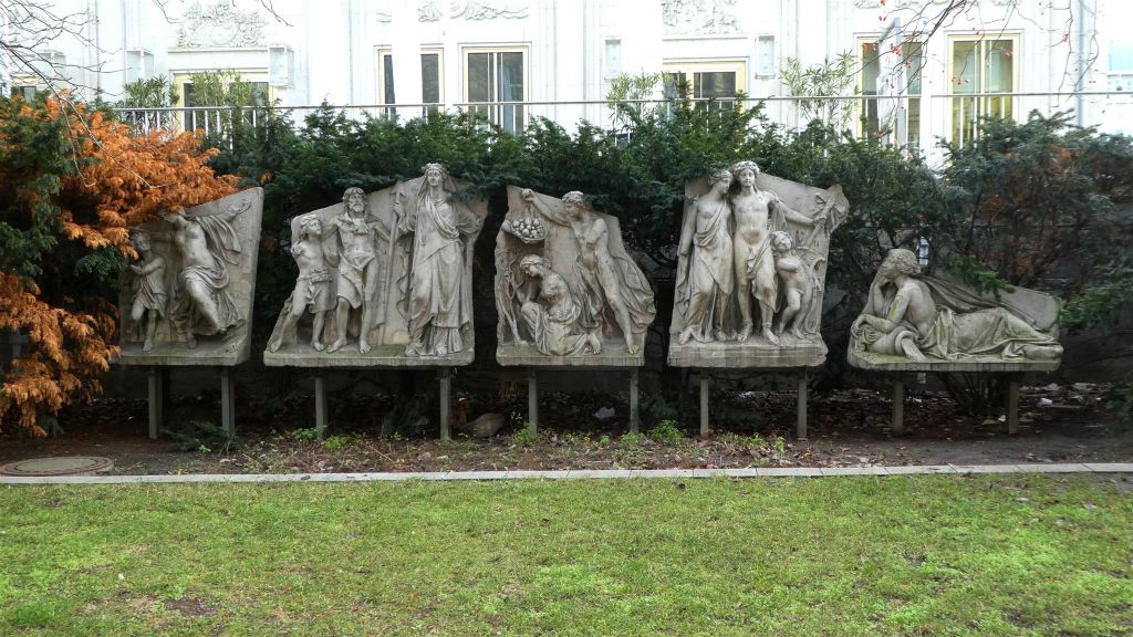 LEIPZIG - enkele sculpturen uit het timpaan