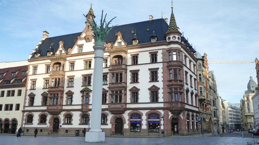 LEIPZIG - de Nikolai-kolom voor het predikantenhuis