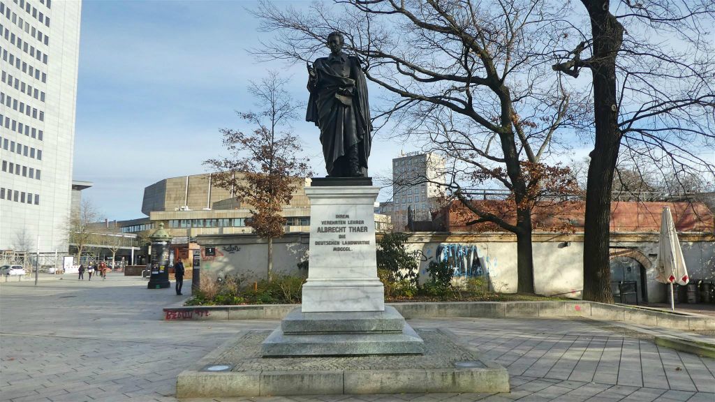 LEIPZIG - het Albrecht Thaer monument