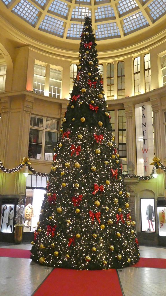 LEIPZIG - een kerstboom in de Mädler passage