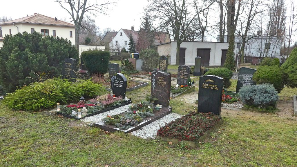 MARKKLEEBERG - enkele graven bij de kerkruïne