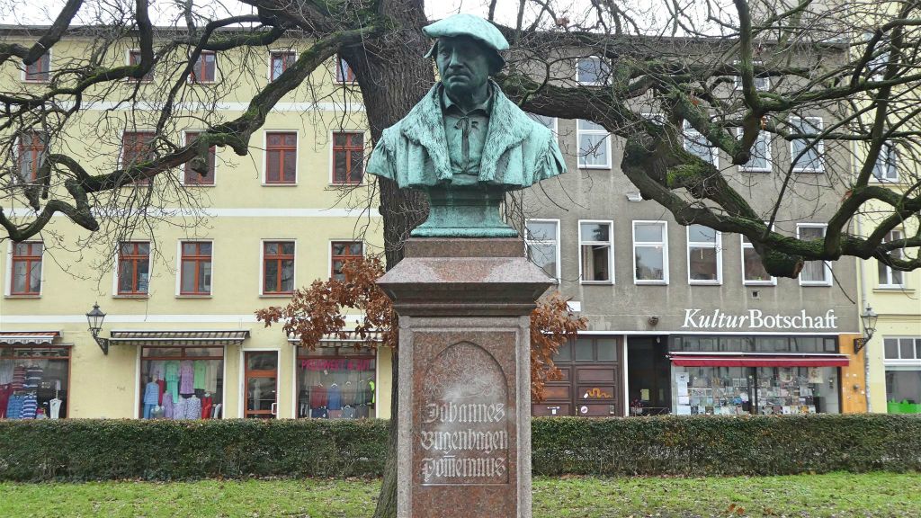 WITTENBERG - een standbeeld ter ere van de Duitse theoloog en kerkhervormer Johannes Bugenhagen (1485-1558)
