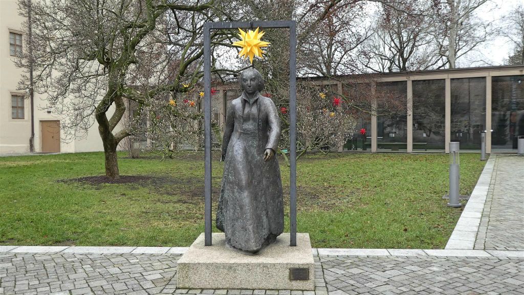 WITTENBERG - een standbeeld bij het Lutherhuis ter ere van de vrouw van Martin Luther , Katharina von Bora (1499-1552)
