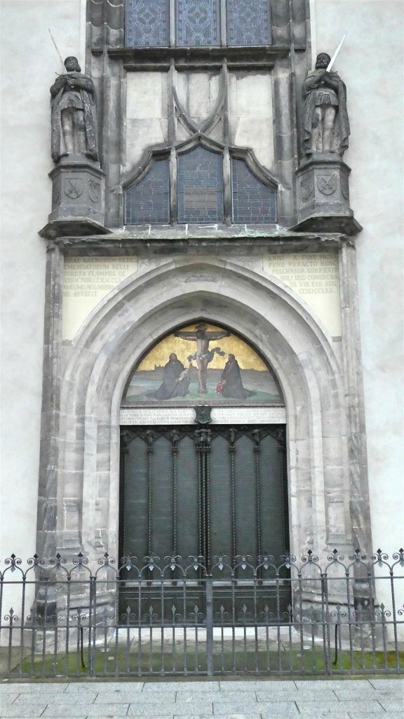 WITTENBERG - de herinneringsdeuren met tekst van de 95 stellingen bij de Slotkerk